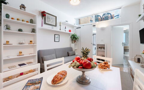 Lucca Old Town Apartment - Lucca, Toscana: Aliments, Propriété, Meubles, Table, Cabinetry, Orange, Canapé, Design Intérieur, Comptoir, Cadre