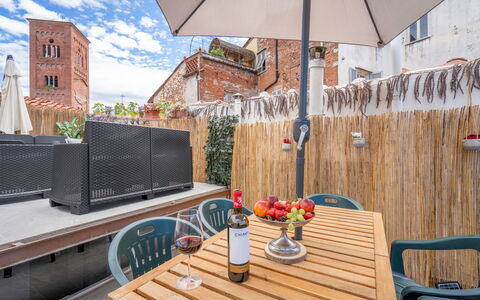 Lucca Old Town Apartment - Lucca, Toscana: Table, Meubles, Bâtiment, Propriété, Pot De Fleur, Nuage, Chaise, Fleur, Plante, Mobilier De Jardin