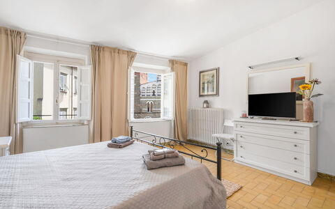 Lucca Old Town Apartment - Lucca, Toscana: Propriété, Meubles, Bâtiment, Cabinetry, Confort, Bois, Fenêtre, Éclairage, Design Intérieur, Tiroir