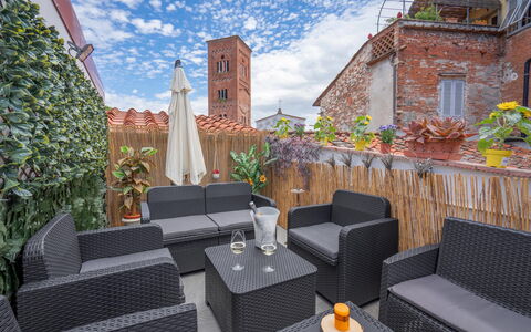 Lucca Old Town Apartment - Lucca, Toscana: Nuage, Plante, Propriété, Bâtiment, Meubles, Table, Ciel, Design Intérieur, Design Urbain, Mobilier De Jardin