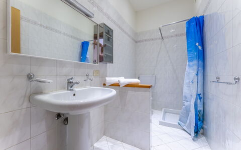 Casa Verdi,near The Beach - Viareggio, Toscana: Robinet, Miroir, Évier, Luminaire Plomberie, Lavabo, Bleu, Violet, Salle De Bains, Design Intérieur, Bâtiment