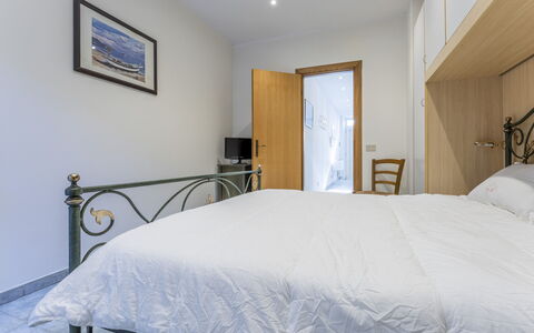 Casa Verdi,near The Beach - Viareggio, Toscana: Propriété, Meubles, Bâtiment, Confort, Bleu Azur, Cadre De Lit, Bois, Textile, Design Intérieur, Lampe