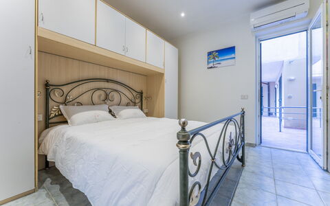 Casa Verdi,near The Beach - Viareggio, Toscana: Bâtiment, Propriété, Meubles, Confort, Cadre De Lit, Design Intérieur, Cabinetry, Bois, Sol, Lit