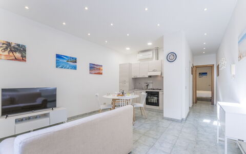 Casa Verdi,near The Beach - Viareggio, Toscana: Bâtiment, Meubles, Canapé, Table, Plante D'Appartement, Maison, Télévision, Design Intérieur, Salon, Sol