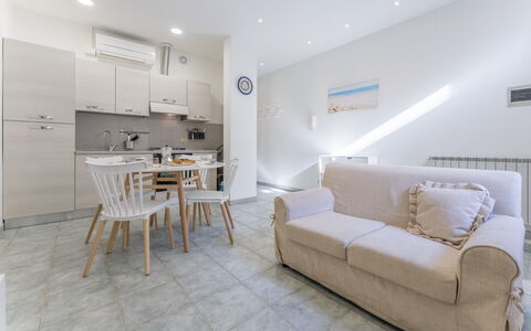 Casa Verdi,near The Beach - Viareggio, Toscana: Canapé, Meubles, Propriété, Table, Bois, Design Intérieur, Chaise, Oreiller, Confort