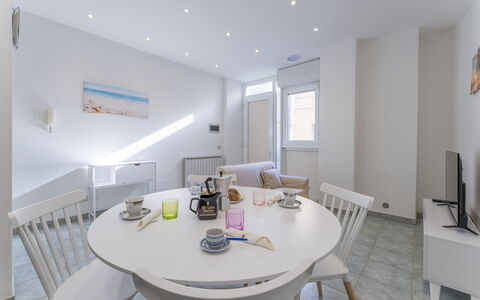 Casa Verdi,near The Beach - Viareggio, Toscana: Table, Meubles, Propriété, Chaise, Vaisselle, Canapé, Bâtiment, Design Intérieur, Table Cuisine Et Salle A Manger, Maison