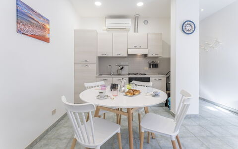 Casa Verdi,near The Beach - Viareggio, Toscana: Table, Meubles, Chaise, Bâtiment, Design Intérieur, Table Cuisine Et Salle A Manger, Maison, Bois, Sol