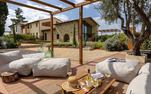 Pendolino Spereto Apartment With Pool, Montaione: Meubles, Design Intérieur, Chaise, Domicile, Jardin, Ombre, Mobilier De Jardin, Arrière-Cour, Patio, Eco Hôtel