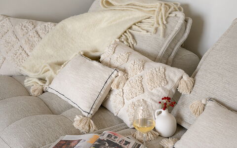 Pendolino Spereto Apartment With Pool, Montaione: Textile, Linge, Marron, Throw Pillow, Meubles, Coussin, Oreiller, Rose, Canapé, Salon