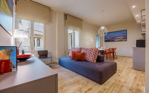 Lucy Florence Charming Modern Apartment Near Piazz: Meubles, Propriété, Canapé, Table, Fenêtre, Bois, Orange, Confort, Bâtiment, Design Intérieur