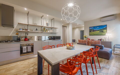 Lucy Florence Charming Modern Apartment Near Piazz: Table, Meubles, Propriété, Chaise, Cabinetry, Bois, Comptoir, Design Intérieur, Orange, Sol