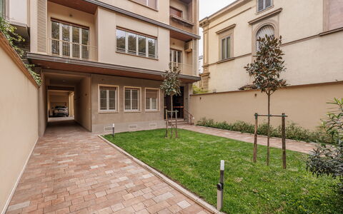 Lucy Florence Charming Modern Apartment Near Piazz: Bâtiment, Fenêtre, Propriété, Plante, Surface De La Route, Design Urbain, Condominium, Quartier, Zone Résidentielle, Ville