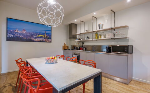 Lucy Florence Charming Modern Apartment Near Piazz: Meubles, Table, Propriété, Cabinetry, Chaise, Bois, Éclairage, Comptoir, Design Intérieur, Sol