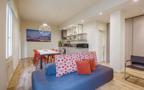Lucy Florence Charming Modern Apartment Near Piazz: Meubles, Propriété, Table, Fenêtre, Bâtiment, Design Intérieur, Sol, Bois, Sol, Confort