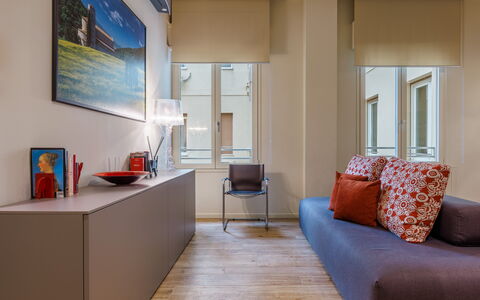 Lucy Florence Charming Modern Apartment Near Piazz: Meubles, Confort, Canapé, Bois, Design Intérieur, Architecture, Mur, Sol, Bâtiment, Immobilier