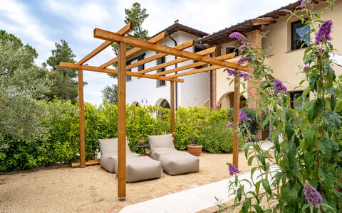 Nocellara Spereto Apartment With Pool, Montaione: Bois, Jardin, Ombre, Structure En Plein Air, Arrière-Cour, Aménagement Paysager, Mobilier De Jardin, Pergola, Tache De Bois