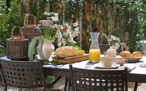 Nocellara Spereto Apartment With Pool, Montaione: Plante, Table, Meubles, Tableau De Plein Air, Mobilier De Jardin, Arbre, Vaisselle, Chaise, Design Intérieur, Jaune