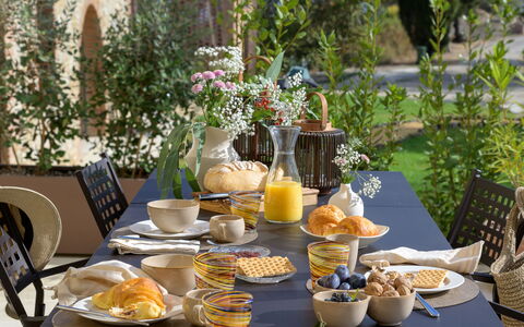 Nocellara Spereto Apartment With Pool, Montaione: Table, Aliments, Vaisselle, Meubles, Plante, Ciel, Vaisselle, Chaise, Nappe De Table, Assiette