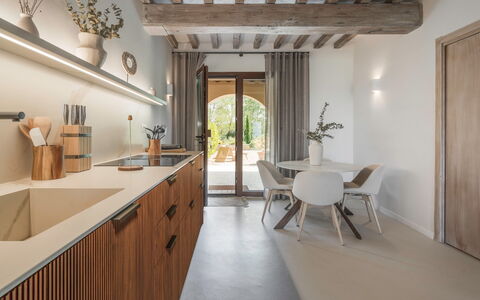 Coratina Spereto Apartment with Pool, Montaione: Cabinetry, Meubles, Table, Comptoir, Bois, Éclairage, Plante D'Appartement, Cuisine, Architecture, Design Intérieur