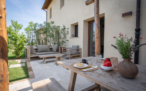 Coratina Spereto Apartment with Pool, Montaione: Plante, Bâtiment, Propriété, Table, Meubles, Pot De Fleur, Fenêtre, Plante D'Appartement, Bois, Ciel