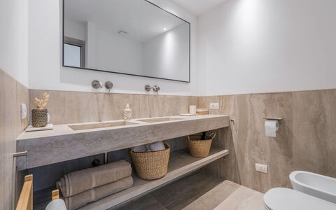 Coratina Spereto Apartment with Pool, Montaione: Miroir, Robinet, Propriété, Évier, Luminaire Plomberie, Lavabo, Salle De Bains, Design Intérieur, Bois, Comptoir