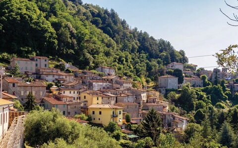 Casa Iris - Versilia, Holiday Home with Pool: Ciel, Bâtiment, Plante, Montagne, Paysage Naturel, Arbre, Fenêtre, Montagnes, Maison, Quartier