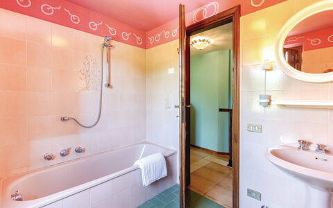 Casa Iris - Versilia, Holiday Home with Pool: Tete De Douche, Baignoire, Propriété, Photographier, Luminaire Plomberie, Blanc, Douche, Salle De Bains, Robinet, Évier