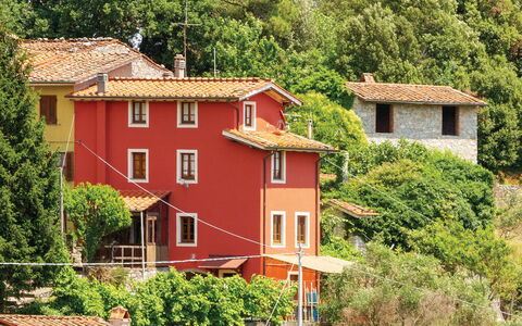 Casa Iris - Versilia, Holiday Home with Pool: Plante, Fenêtre, Propriété, Bâtiment, Arbre, Maison, Bois, Végétation, Biome, Quartier