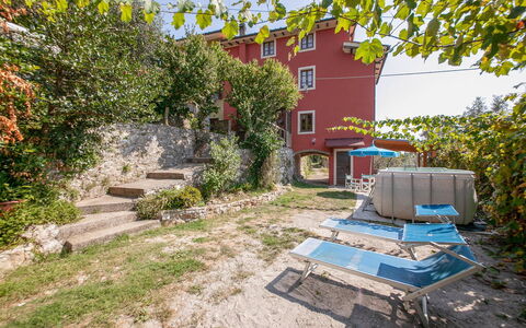 Casa Iris - Versilia, Holiday Home with Pool: Plante, Bâtiment, Propriété, Fenêtre, Ciel, Lot Terre, Végétation, Maison, Mur, Quartier