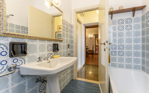 La Casa Di Elda, Holiday Home With Pool, Uzzano, T: Miroir, Robinet, Évier, Luminaire Plomberie, Propriété, Lavabo, Salle De Bains, Éclairage, Design Intérieur, Bâtiment