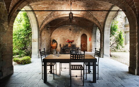 Palazzo Trasimeno: Table, Plante, Design Intérieur, Arbre, Voûte, Arcade, Chaise, Tableau De Plein Air, Cambre, Symétrie