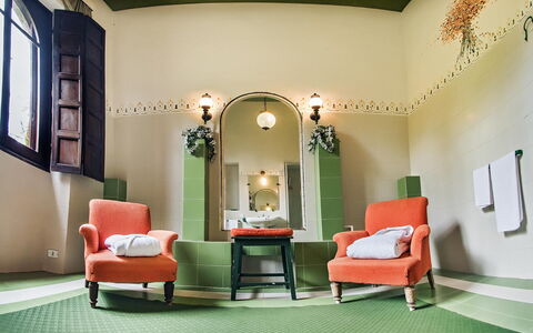 Palazzo Trasimeno: Propriété, Meubles, Bâtiment, Plante, Confort, Architecture, Fenêtre, Design Intérieur, Plante D'Appartement, Sol