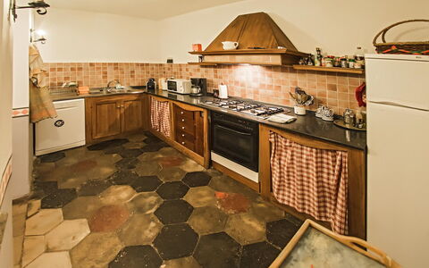 Palazzo Trasimeno: Comptoir, Cabinetry, Propriété, Cuisine, Cuisinière, Bois, Éclairage, Design Intérieur, Sol, Sol