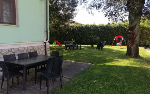 Franco House With Pool: Meubles, Mobilier De Jardin, Jardin, Pelouse, Chaise, Tableau De Plein Air, Arrière-Cour, Ombre, Cour, Aménagement Paysager