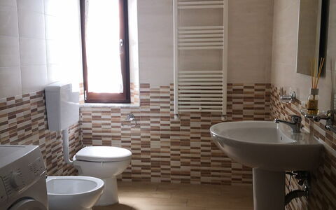 Franco House With Pool: Marron, Luminaire Plomberie, Évier, Salle De Bains, Robinet, Sol, Sol, Bois, Plomberie, Siège De Toilette