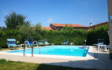 Franco House With Pool: Ciel, Plante, L'Eau, Bâtiment, Piscine, Ombre, Mobilier De Jardin, Rectangle, Arbre, Loisir