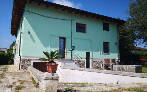 Franco House With Pool: Plante, Ciel, Bâtiment, Fenêtre, Bleu Azur, Porte, Maison, Ombre, Lot Terre, Chalet