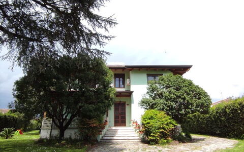 Franco House With Pool: Plante, Ciel, Bâtiment, Propriété, Nuage, Fenêtre, Arbre, Lot Terre, Maison, Paysage