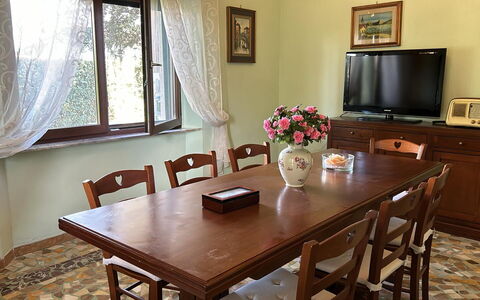 Franco House With Pool: Meubles, Design Intérieur, Table, Bois, Sol, Table Cuisine Et Salle A Manger, Salle À Manger, Pièce, Sol, Chaise