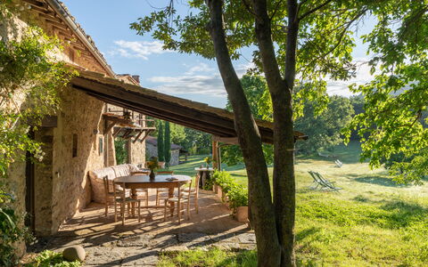 Villa Amiata: Plante, Ciel, Table, Paysage Naturel, Arbre, Bois, Nuage, Ombre, Lot Terre, Chalet