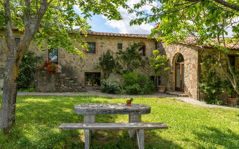 Villa Amiata: Plante, Bâtiment, Ciel, Paysage Naturel, Arbre, Fenêtre, Végétation, Architecture, Lot Terre, Herbe