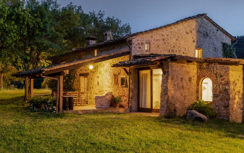 Villa Amiata: Plante, Propriété, Bâtiment, Ciel, Fenêtre, Arbre, Lot Terre, Paysage Naturel, Porte, Chalet