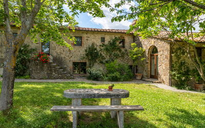 Villa Amiata: Plante, Bâtiment, Ciel, Paysage Naturel, Arbre, Fenêtre, Végétation, Architecture, Lot Terre, Herbe