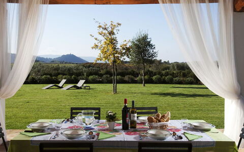 Villa Sant'andrea: Table, Plante, Meubles, Propriété, Ciel, Fenêtre, Vaisselle, Feuille, Nappe De Table, Ombre