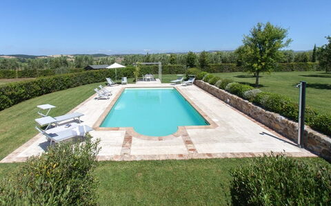 Villa Sant'andrea: Ciel, Plante, L'Eau, Piscine, Bâtiment, Ombre, Architecture, Arbre, Zone Résidentielle, Herbe