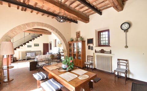 Podere Le Muricce: Meubles, Propriété, Table, Cadre, Bois, Design Intérieur, Plante D'Appartement, Bâtiment, Chaise, Salon