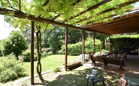 Podere Le Muricce: Plante, Bâtiment, Ombre, Arbre, Herbe, Chalet, Loisir, Paysage, Immobilier, Teintes Et Ombres