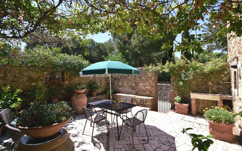 Podere Le Muricce: Plante, Table, Pot De Fleur, Bâtiment, Chaise, Mobilier De Jardin, Arbre, Ombre, Tableau De Plein Air, Loisir