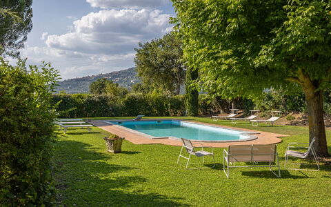 Villa Marconi: L'Eau, Plante, Nuage, Ciel, Piscine, Ombre, Arbre, Mobilier De Jardin, Chaise, Table