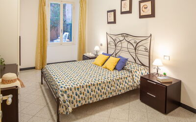 Sirene Apartments - Levanto: Propriété, Meubles, Confort, Bâtiment, Bleu Azur, Lit, Bois, Textile, Design Intérieur, Sol